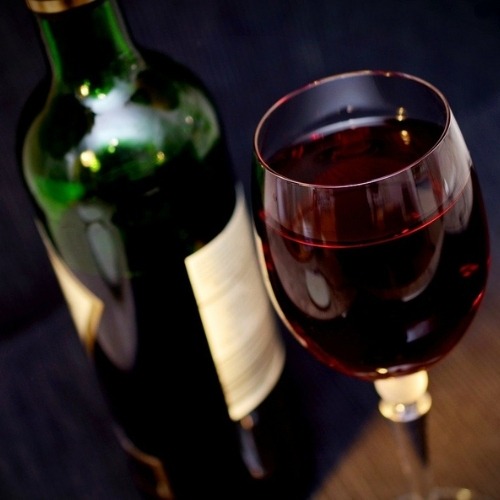 הסגולות הבריאותיות של צריכת יין אדום